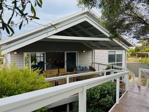 Salt Life - Pet Friendly Outside WIFI - Accommodation 4U 0