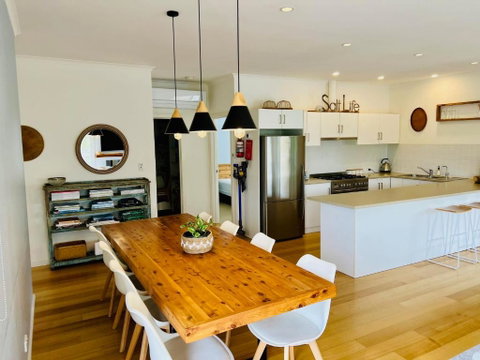 Salt Life - Pet Friendly Outside WIFI - Accommodation 4U 2