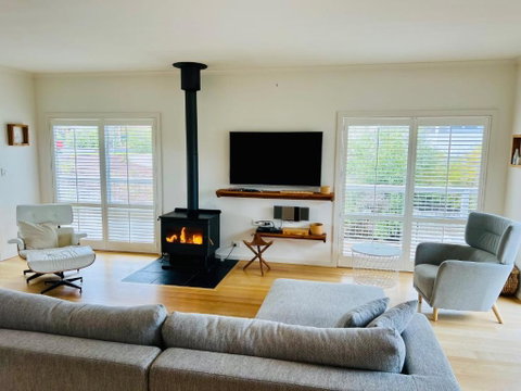 Salt Life - Pet Friendly Outside WIFI - Accommodation 4U 3