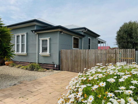 Saltwater Bungalow - WiFi - Accommodation 4U 0