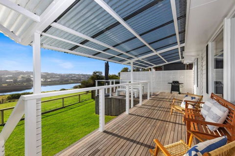 SALTWATER HOUSE - Opposite The Beach And Views Over The Lake! - Accommodation 4U 1
