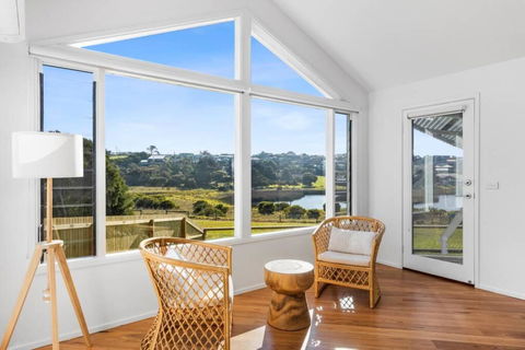 SALTWATER HOUSE - Opposite The Beach And Views Over The Lake! - Accommodation 4U 2