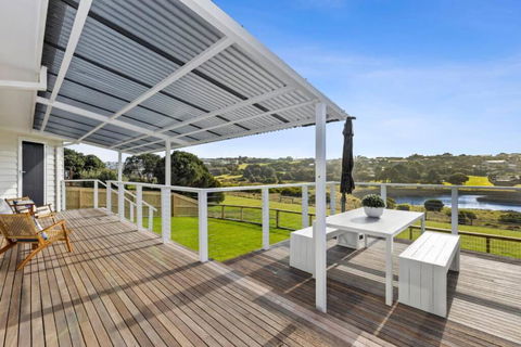 SALTWATER HOUSE - Opposite The Beach And Views Over The Lake! - Accommodation 4U 3