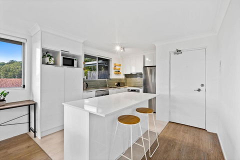 Salty Sea Breeze Apartment 500m To Waters Edge - Accommodation 4U 1