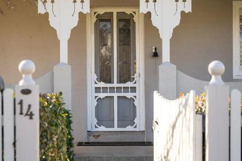 Sampson Cottage - Historic Charm with Accommodation 4U