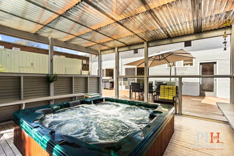 Sandy Bay Getaway W Spa 4 Bdr - Accommodation 4U 1