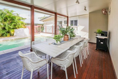Sandy Burrows - Accommodation 4U 0