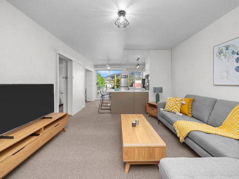 Sandy Bay Apartment With Hobart River View, Near UTAS - Stroll To Cafes And Shops - Accommodation 4U 2