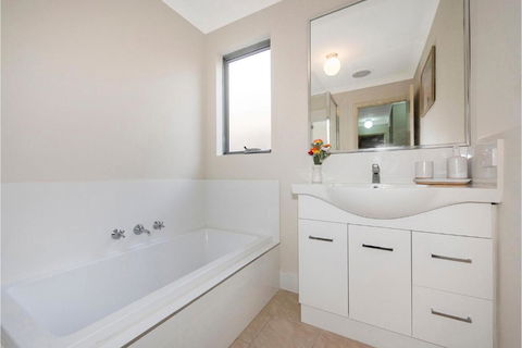 Serene Oasis - 3 Bedroom Getaway - Accommodation 4U 1