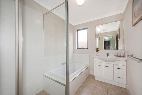 Serene Oasis - 3 Bedroom Getaway - Accommodation 4U 3