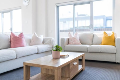 Spacious 3 Bed Apartment Near Airport With Parking - Accommodation 4U 0