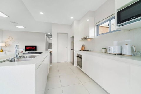 Spacious 3 Bed Apartment Near Airport With Parking - Accommodation 4U 1