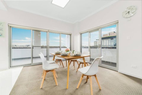 Spacious 3 Bed Apartment Near Airport With Parking - Accommodation 4U 2