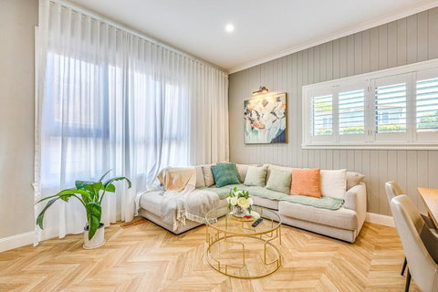 StayAU Spacious 4BR Family Home In Surrey Hills - Accommodation 4U 0