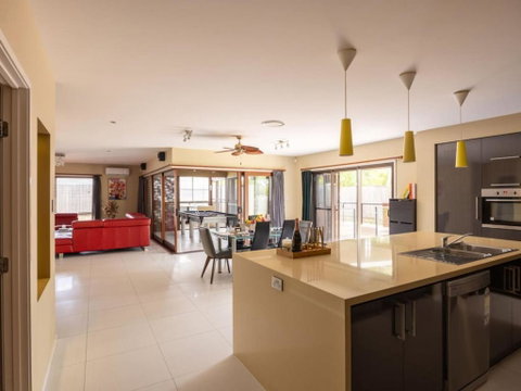 Stylish 2BR House For A Memorable Stay Stretton - Accommodation 4U 0