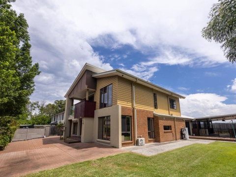 Stylish 6BR Family Friendly House Stretton - Accommodation 4U 0