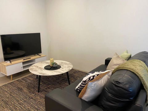 Stylish Modern Airport City WIFI Park Netflix Wine - Accommodation 4U 2