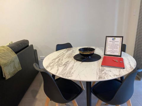 Stylish Modern Airport City WIFI Park Netflix Wine - Accommodation 4U 3