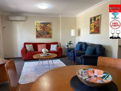 SUBI CENTRAL CLOSE CBD HOSPITALS WIFI NETFLIX WINE - Accommodation 4U 0