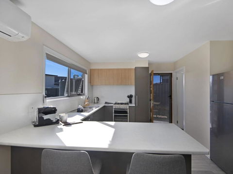 T Bar On Twynam - Modern 2BR Apartment L WiFi L Netflix L BBQ L Smart TV L Air-Con - Accommodation 4U 3