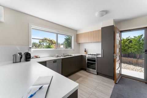 T Bar On Twynam - Modern 2BR Apartment L WiFi L Netflix L BBQ L Smart TV L Air-Con - Accommodation 4U 0