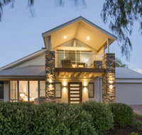 Beachstone - Stylish Spacious Home Opposite Beach and Close to Town - Accommodation 4U