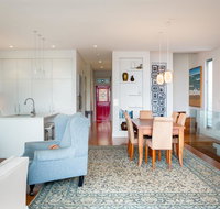 Beautiful Renovated Home With Water Views and Yard - Accommodation 4U