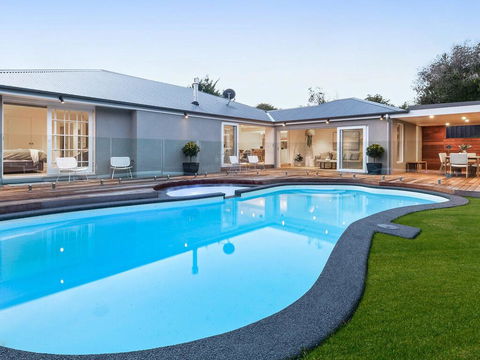 Bella Casa - Luxury Boutique Holiday Home With Heated Pool! - Accommodation 4U 3