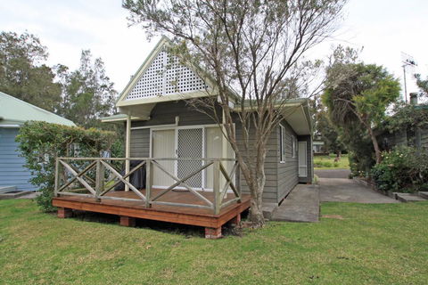 Berrara Lagoon Front Chalet - Accommodation 4U 1