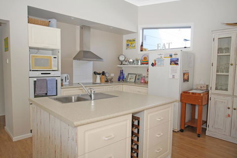 Berrara's Home Away From Home - Accommodation 4U 3