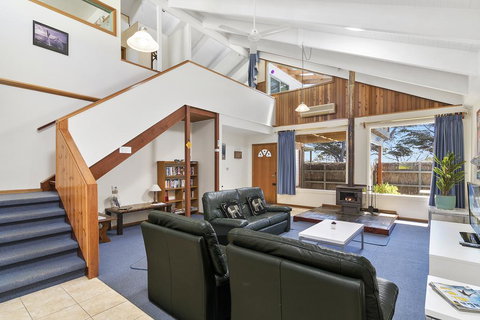 Black Dolphin Waterfront Townhouse - Bay Views - Accommodation 4U 0