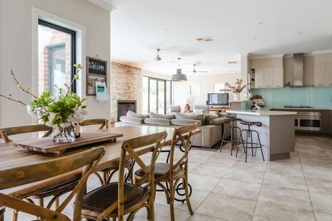 The Lakehouse - Accommodation 4U 3