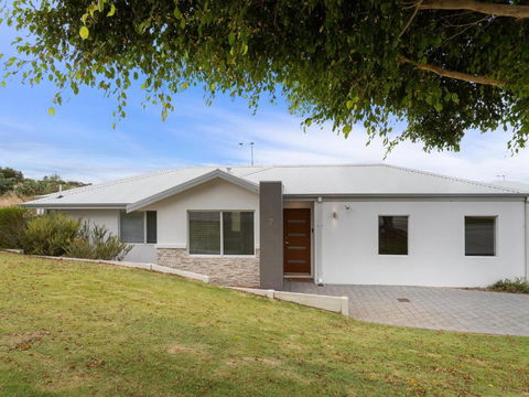Three Bedroom, Two Bathroom Family Home - Accommodation 4U 0