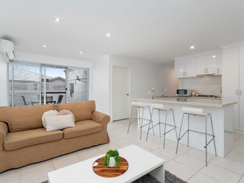 Three Bedroom, Two Bathroom Family Home - Accommodation 4U 1