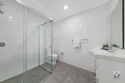 WARRICK FRAM 3 BEDS APT FREE PARKING WALK TO WESTFIELD CLOSE TO HOSPITAL NWF003 - Accommodation 4U 3
