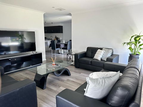 Xquisite - Accommodation 4U 0