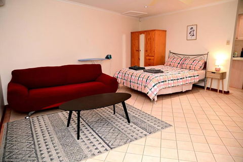 Spacious Studio In AliceSprings QueenBed+KSAirbed - Accommodation 4U 0