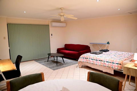 Spacious Studio In AliceSprings QueenBed+KSAirbed - Accommodation 4U 1
