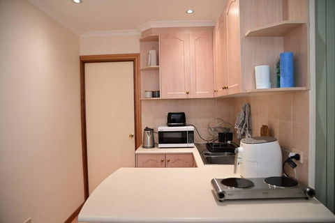 Spacious Studio In AliceSprings QueenBed+KSAirbed - Accommodation 4U 2