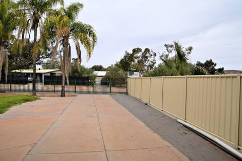 Spacious Studio In AliceSprings QueenBed+KSAirbed - Accommodation 4U 3